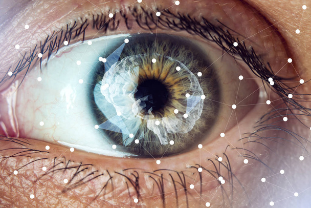 El ojo humano con la imagen del cerebro en la pupila. Concepto de inteligencia artificial
 - Foto, Imagen