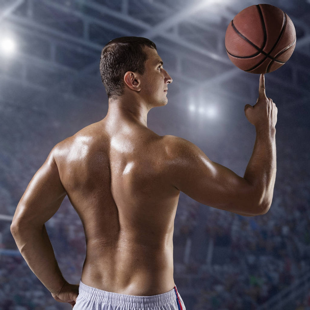 Jogador de basquete segurar uma bola na arena profissional
 - Foto, Imagem