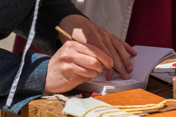 scribe practicing traditional illumination - Foto, afbeelding