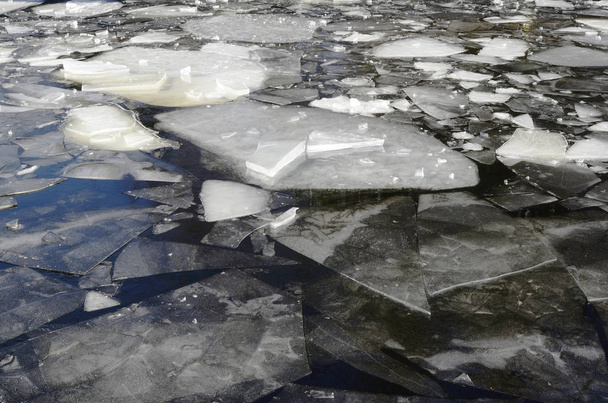 champ de glace sur le lac en hiver
 - Photo, image