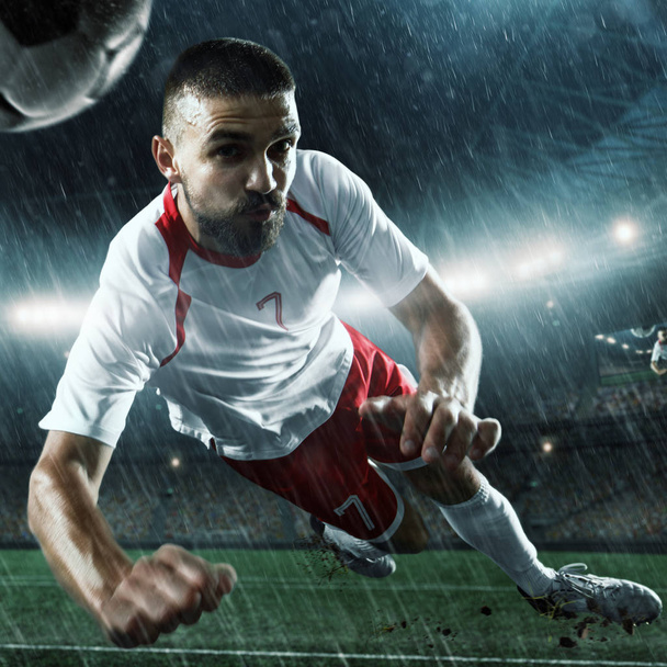 Jugador de fútbol realiza un juego de acción en un estadio profesional
 - Foto, imagen