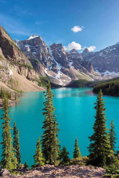 Sunset at Moraine lake in the Valley of ten peaks, Banff National Park, Canada. - 写真・画像