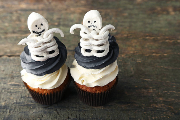 Halloween cupcakes with skeletons  - Foto, imagen
