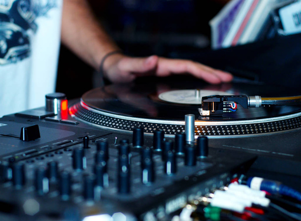 Plattenspieler, Hand eines DJs auf der Schallplatte - Foto, Bild