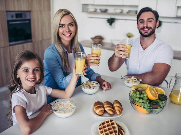 Family on kitchen - Foto, Imagem