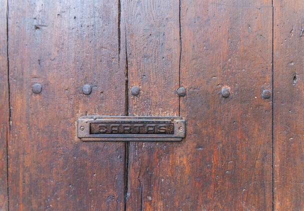 Vieille boîte aux lettres dans la porte, façon traditionnelle de livrer des lettres
 - Photo, image