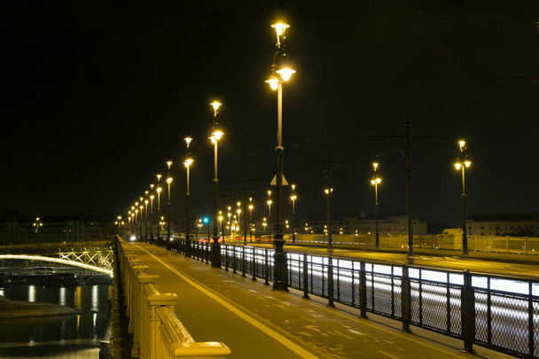 Most Małgorzaty w nocy w Budapeszcie - Zdjęcie, obraz
