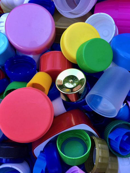 Geri dönüşüm için renkli ve kullanılan plastik kapak grubu  - Fotoğraf, Görsel