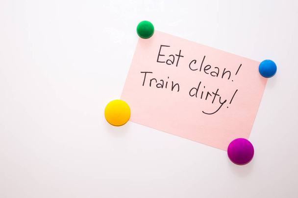 Зауваження холодильника з мотиваційним текстом про фітнес: Їжте чисті! Поїзд брудний
! - Фото, зображення