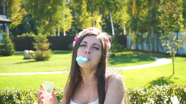 εφηβικό κορίτσι στο κόμμα καπέλο ανατίναξη κέρατο του Κόμματος - Πλάνα, βίντεο