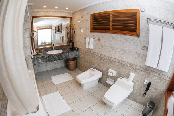 Interior do banheiro moderno do hotel
 - Foto, Imagem