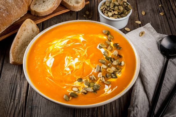 Tradiční podzim a zimní jídla, teplé a pikantní Dýňová polévka  - Fotografie, Obrázek