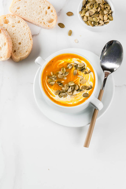 Hagyományos őszi és téli ételek, meleg és fűszeres sütőtök leves  - Fotó, kép