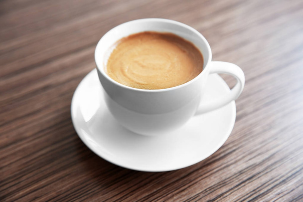 Tasse Kaffee auf Holztisch - Foto, Bild