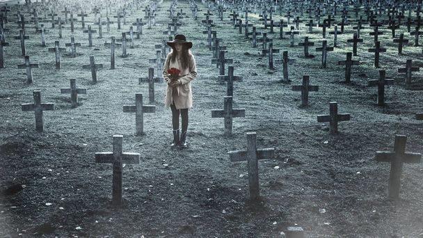 Szomorú nő a temetőben - Fotó, kép