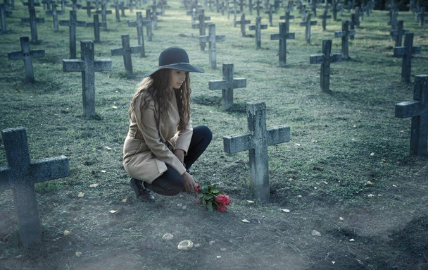 Smutná žena na hřbitově - Fotografie, Obrázek