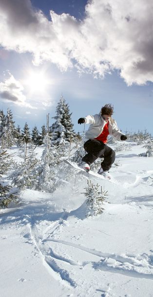 Snowboarder springt tegen de blauwe lucht - Foto, afbeelding