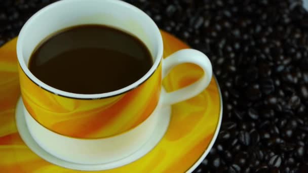 Drehen einer Tasse Kaffee & Kaffeebohnen Hintergrund, Draufsicht. - Filmmaterial, Video