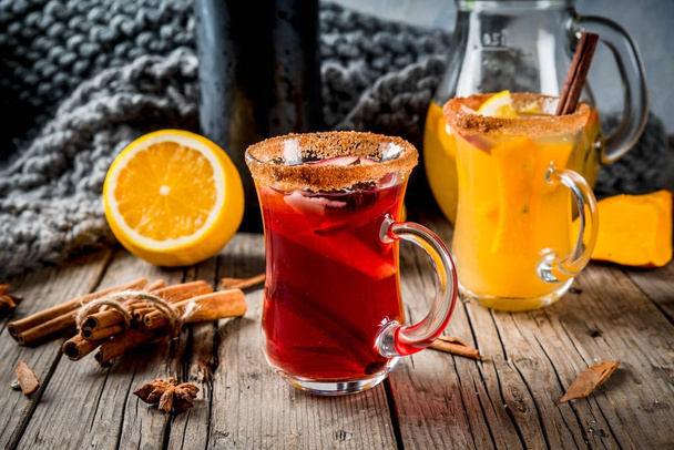 Bevande e cocktail tradizionali autunnali e invernali. Bianco e rosso
  - Foto, immagini