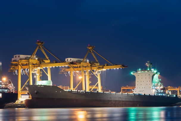 nákladní kontejnerové nákladní loď s práci jeřábu most v shipya - Fotografie, Obrázek