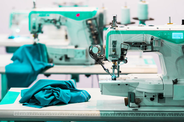 Професійна швейна машина та синій текстиль
 - Фото, зображення