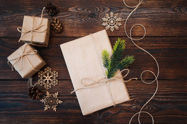 Составьте рождественскую композицию из подарков и деревянных игрушек на деревянном фоне
 - Фото, изображение