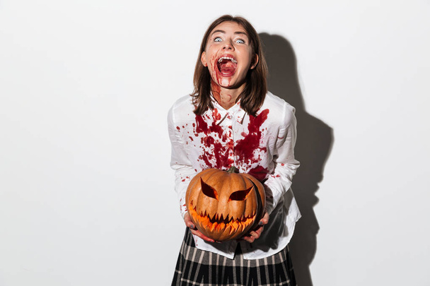 Mujer zombie sonriente loca cubierta de manchas de sangre
 - Foto, imagen