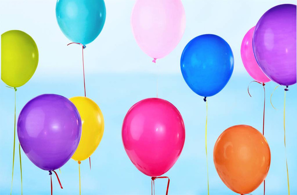 Manojo de globos de colores
 - Foto, Imagen