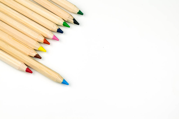 geïsoleerde kleurrijke houten potlood en kopie ruimte op witte achtergrond - Foto, afbeelding