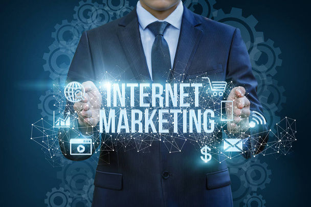Internet marketing een zakenman in handen tonen . - Foto, afbeelding