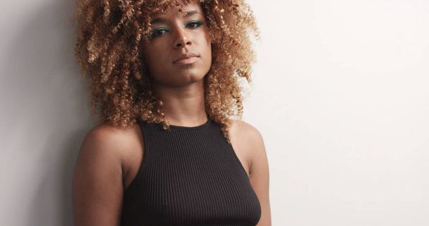 Pretty black girl with big hair posing video - Фото, зображення