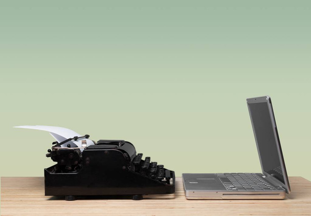 Máquina de escribir a la antigua con un portátil moderno
 - Foto, Imagen