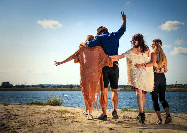 Skupina přátel na pláži, baví a těší letní - Fotografie, Obrázek
