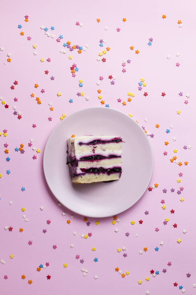 κομμάτι τούρτας γενεθλίων για ένα ροζ - Φωτογραφία, εικόνα