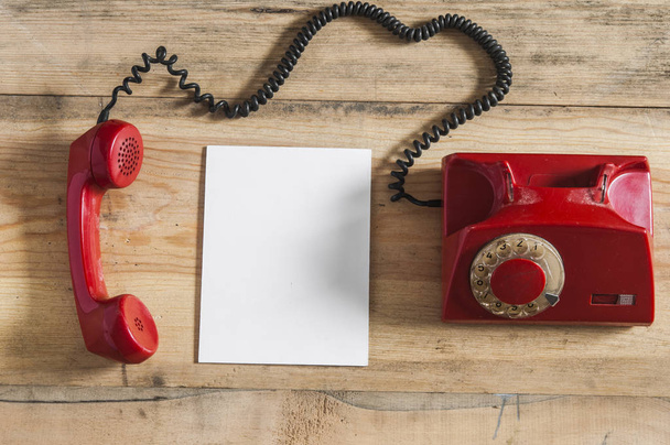 Retro rotační telefon na dřevěný stůl - Fotografie, Obrázek