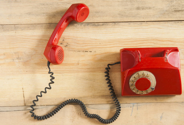 Telefone rotativo retro na mesa de madeira
 - Foto, Imagem