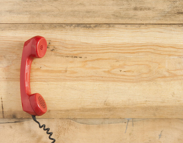 Kırmızı eski moda telefon ahizesi ahşap tablo - Fotoğraf, Görsel