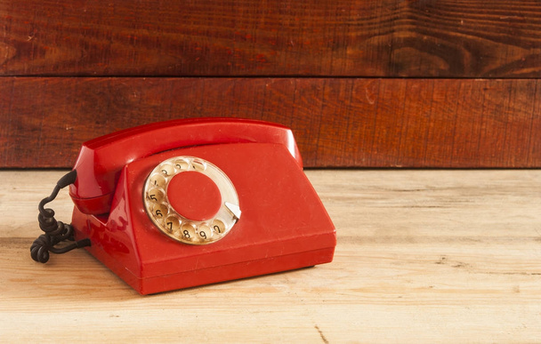Retro-Telefon auf Holztisch - Foto, Bild