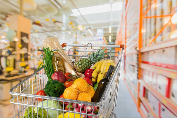 shopping cart full of groceries - Zdjęcie, obraz
