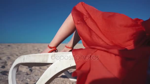 ανάπτυξη του ανέμου κόκκινη φούστα - Πλάνα, βίντεο