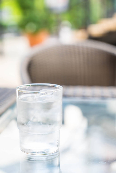 a glass of water on table - Foto, imagen