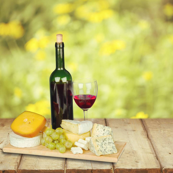 λευκό κρασί με ποικιλία τυριών - Φωτογραφία, εικόνα