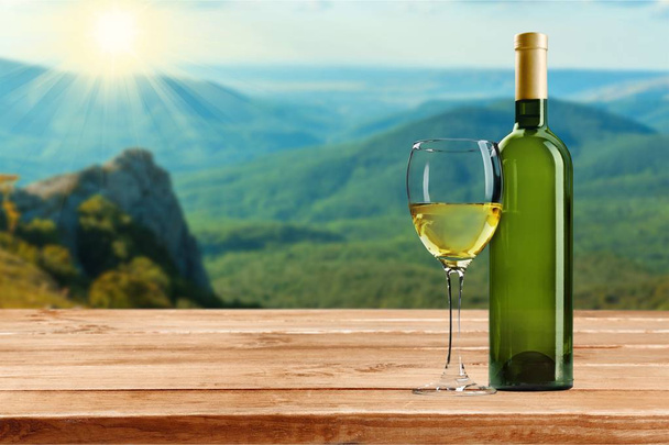 Glas und Flasche Weißwein - Foto, Bild