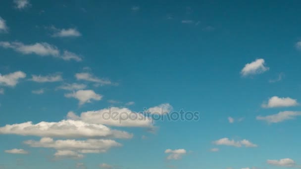 Blauer Himmel mit zerlumpten Wolken - Filmmaterial, Video