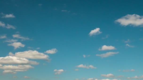 blauer Himmel mit zerlumpten Wolken Zeitrunden 4k - Filmmaterial, Video