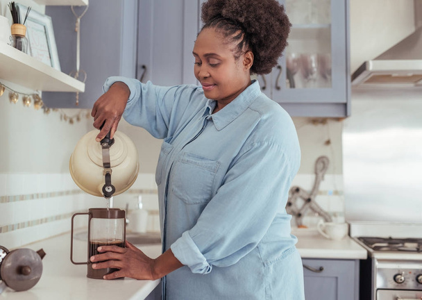 woman preparing fresh coffee - Photo, Image