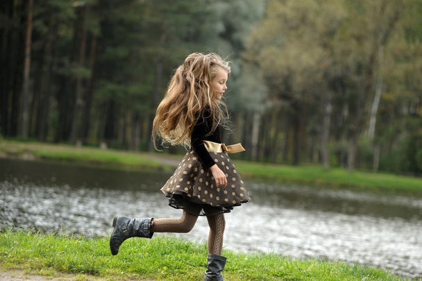 Teenage girl in the park - Φωτογραφία, εικόνα