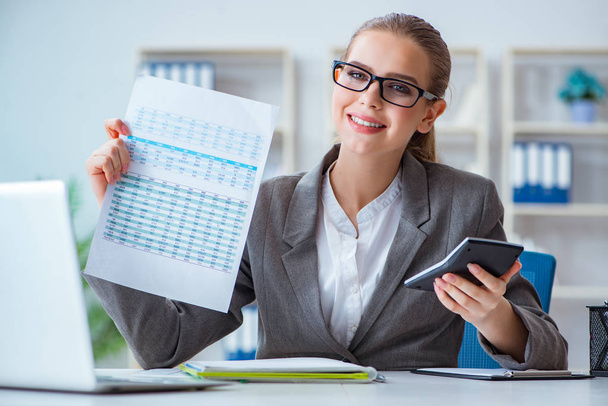 Young businesswoman accountant working in the office - Valokuva, kuva