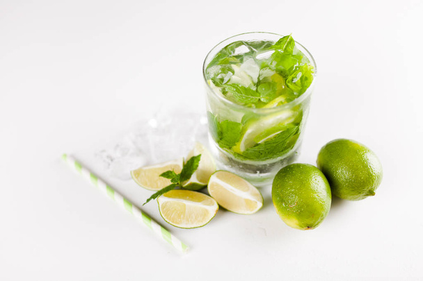 Mojito cocktail sur fond blanc
 - Photo, image