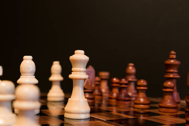 Shakki kuvattuna shakkilaudalla
 - Valokuva, kuva